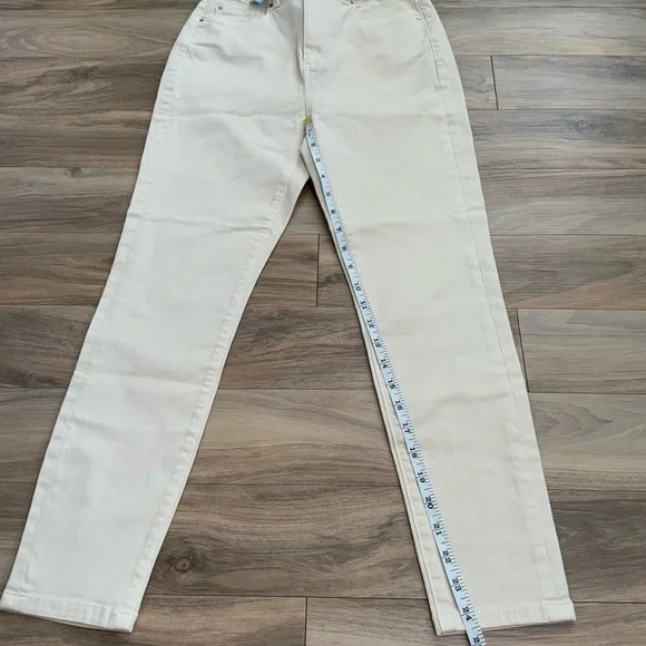 Ann Taylor High Rise Petite Curvy Fit Jeans in Ivory - Picture 7 of 8
